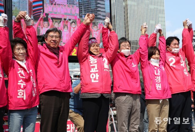 서울 청계광장에서 열린 4.15 총선 대국민 호소유세 마지막에 참석자들이 손을 잡고 인사를 하고있다.