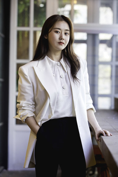 걸그룹 포미닛 출신의 연기자 허가윤이 영화 ‘서치 아웃’을 통해 주연 신고식을 치른다. 연기자로서는 “아직 신인”이지만, 연기로 인정받고 싶다는 바람을 숨기지 않았다. 사진제공｜스톰픽쳐스코리아