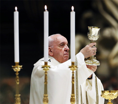 프란치스코 교황이 11일 바티칸 성베드로 대성당에서 열린 부활절 전야 미사에서 잔을 들어 보였다. 이날 미사는 신종 코로나바이러스 감염증(코로나19) 확산 우려로 신자들의 참석 없이 전 세계에 온라인으로 생중계됐다. 로마=AP 뉴시스