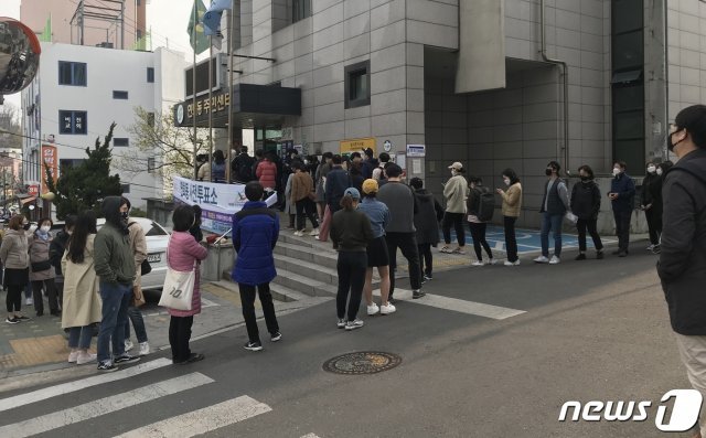 지난 11일 오후 서울 서대문구 연희동 주민센터에서 시민들이 제21대 국회의원선거 사전 투표를 위해 길게 줄 서 있다. 이러한 사전투표가 방송사 출구조사 대상에서 빠짐에 따라 ‘출구조사 예측 정확도’에 ‘에 의문이 생겼다. © News1