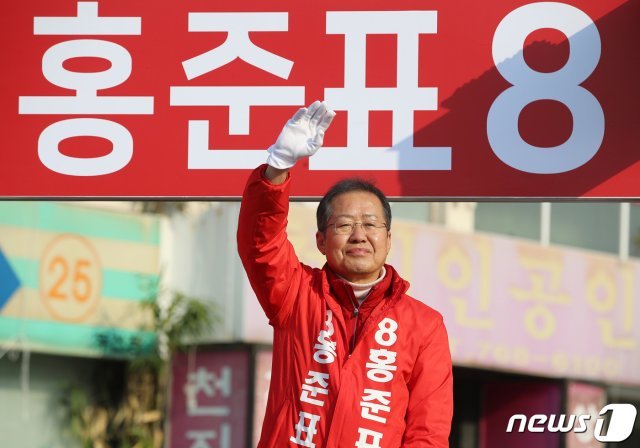 13일 아침 유세도중 골프채 위협을 받은 무소속 홍준표  대구 수성을 후보는 “눈하나 깜짝하지 않는다”며 보란 듯이 압승하겠다고 말했다. © News1