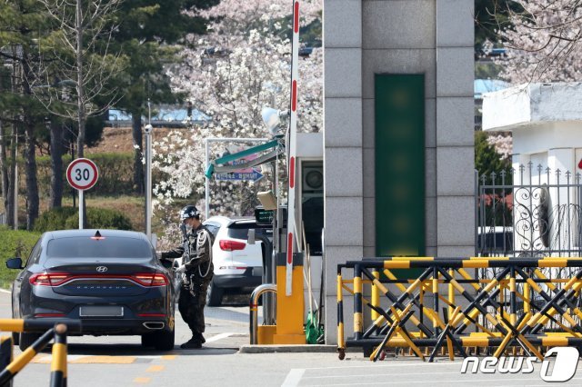 성착취물을 제작·유포한 텔레그램 ‘박사방’ ‘n번방’을 수사하고 있는 경찰은 3일 조주빈의 공범인 20대 육군 현역 병사에 대한 구체적 협의를 확인하기 위해 군부대 압수수색을 진행했다. 사진은 3일 오후 압수수색이 진행되고 있는 것으로 알려진 경기도 소재 한 군부대. 뉴스1