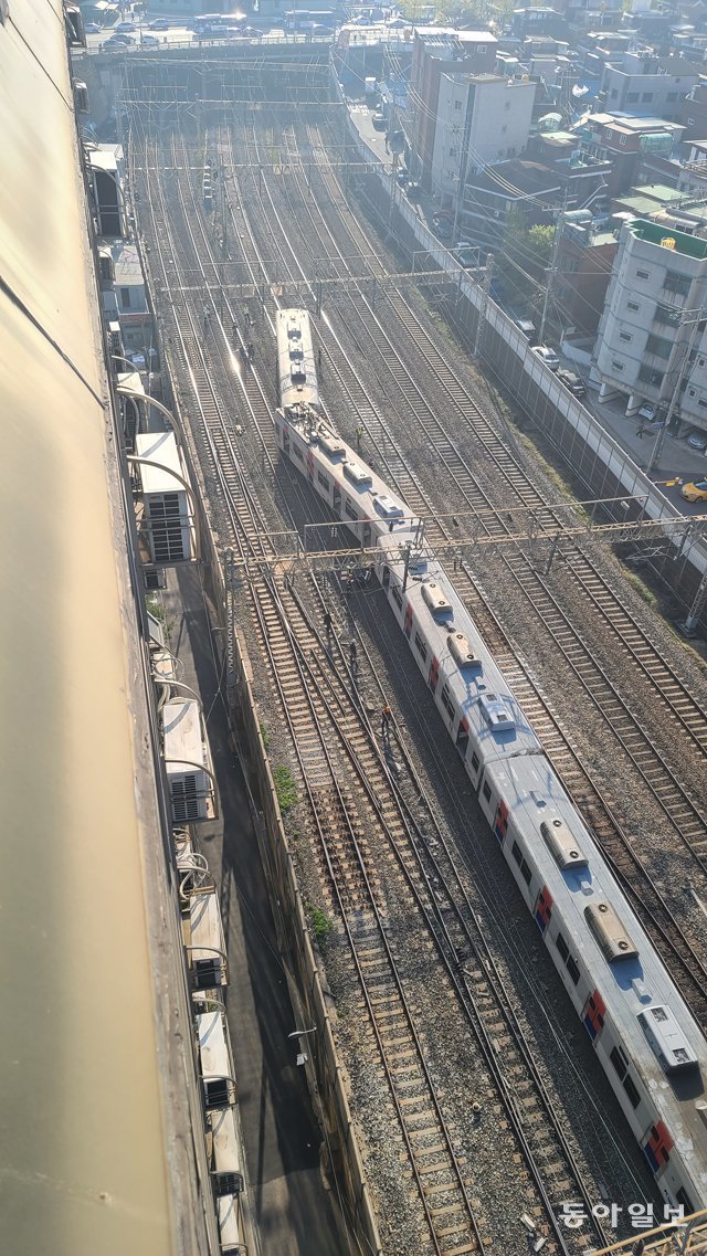 14일 오전 6시 28분께 서울 지하철 1호선 열차가 탈선, 신길역과 영등포역 사이 철로에 멈춰서 있다. 출근길 시민들 불편이 예상된다. 장승윤 기자 tomato99@donga.com