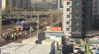 신길역 탈선현장에서 열차 뒷부분을 이동시킨 모습 © 뉴스1
