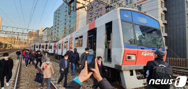 14일 오전 서울 영등포구 지하철 1호선 영등포역에서 신길역으로 향하던 열차가 탈선해 시민들이 철로로 이동하고 있다. 2020.4.14/ © News1