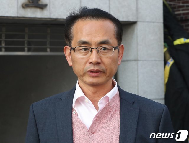 막말 논란으로 미래통합당에서 제명된 김대호 관악구갑 후보가 10일 오전 서울 영등포구 미래통합당사에서 열린 윤리위원회에 참석하기 위해 당사로 들어서며 입장을 밝히고 있다. 김대호 후보는 “재심요구가 받아들여져 소명을 위해 윤리위에 참석한다“고 밝혔다. 2020.4.10/뉴스1 © News1