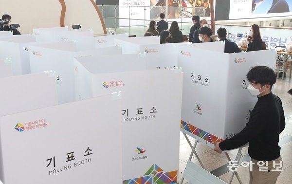 제21대 국회의원 선거의 사전투표가 하루 앞으로 다가온 9일 오전 서울역 역사에 마련된 남영동 사전투표소에서 선관위 직원들이 기표소를 설치하고 있다. 사진=홍진환 기자 jean@donga.com