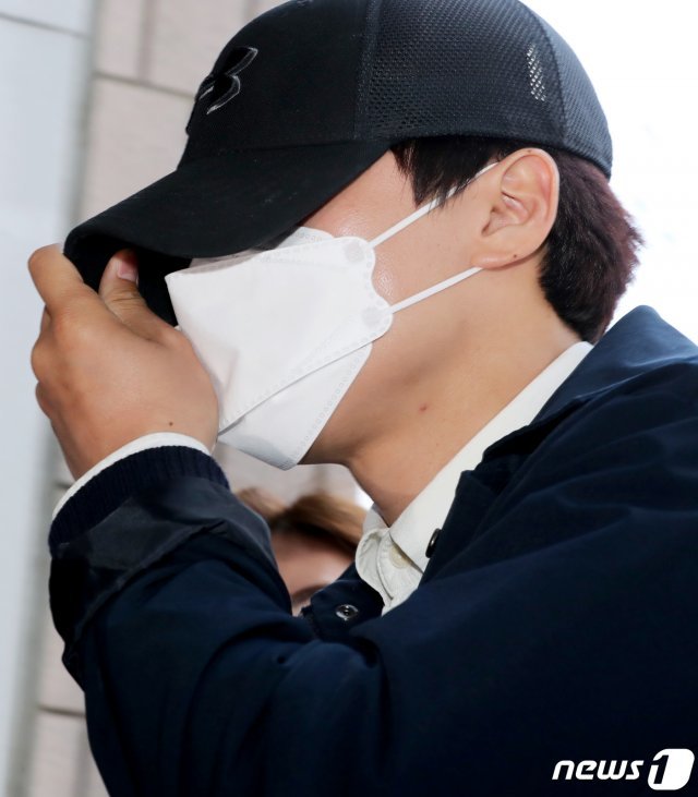 ‘여신도 그루밍 성폭행 의혹’ 사건 가해자인 인천 모 교회 소속 A목사(37)가 14일 오후 구속영장실질심사를 받기 위해 인천법원에 들어서고 있다. A목사는 2010년부터 2018년 2월까지 인천시 부평구 한 교회에서 전도사와 목사로 재직하면서 청년부 여자 교인 4명을 추행하고 성폭행한 혐의를 받고 있다.2020.4.14 © News1