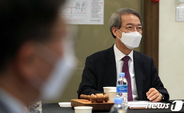 정운찬 한국야구위원회(KBO) 총재가 14일 오전 서울 강남구 브라이드밸리에서 열린 이사회에서 10개 프로야구단 사장들과 신종 코로나바이러스 감염증(코로나19)로 연기된 시즌 개막 및 주요 사안을 논의하고 있다. 2020.4.14 © News1