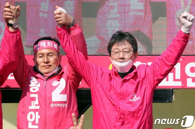 황교안 미래통합당 종로구 호보와 유승민 의원이 12일 서울 청계광장에서 열린 4.15 총선 대국민 호소 집중 유세에서 손을 잡고 필승을 다짐하고 있다. 2020.4.12/뉴스1 © News1