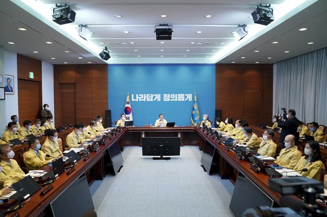 문재인 대통령이 14일 청와대 여민관에서 열린 제18회 국무회의에서 발언을 하고 있다. 사진=청와대 제공