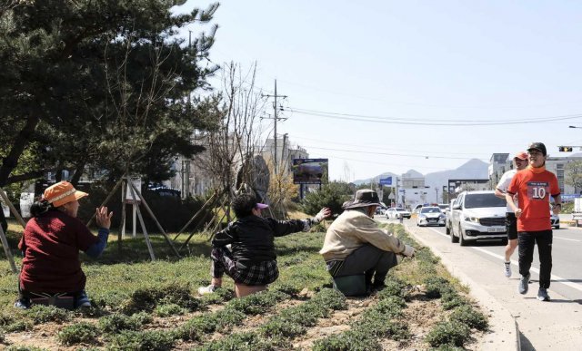 안철수 국민의당 대표가 국토대종주를 하고있다. 한 시골길에서 시민들이 안 대표에게 손을 흔들고있다. 국민의당 제공