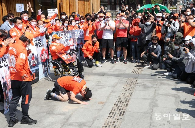 서울 광화문 이순신 동상 앞에 도착한 안철수 대표가 국민들에게 절을 하고있다.