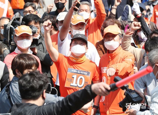 안철수 대표가 세종문화회관 앞으로 이동하면서 지지자들에게 주먹을 들어보이고있다.