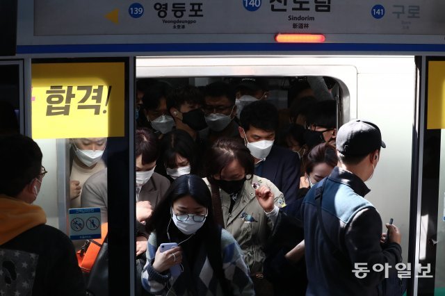 신길역 열차 탈선으로 1호선 열차 운행이 지연된 14일 오전 서울 구로구 신도림역에서 시민들이 출근을 위해 서두르고 있다.