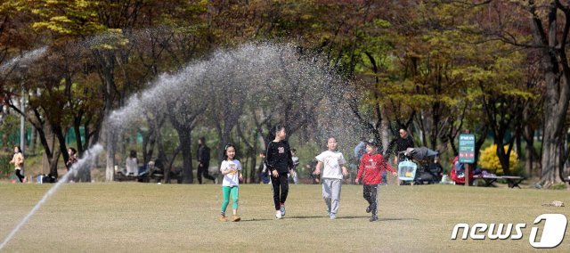 낮 최고기온이 21도를 넘긴 맑고 따뜻한 봄 날씨를 보인 14일 오후 서울 성동구 서울숲을 찾은 어린이들이 잠시 마스크를 벗은 채 야외활동을 즐기고 있다. © News1