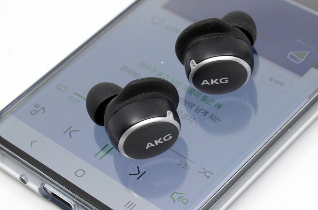 AKG N400 완전 무선 이어폰. (출처=IT동아)