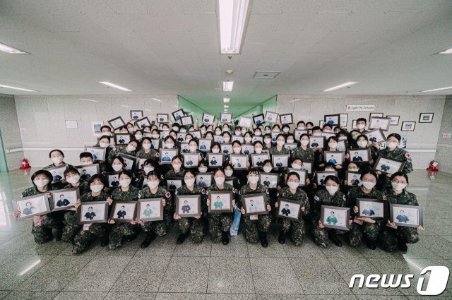 5주간의 국군대구병원 의료지원을 무사히 마친 국군간호사관학교 60기 신임 간호장교들이 기념사진을 촬영하고 있다. 서욱 육군참모총장은 이들의 노고를 격려하고, 그들의 의미있는 첫 임무완수를 축하하는 기념액자를 선물했다. (육군 제공) 2020.4.10/뉴스1