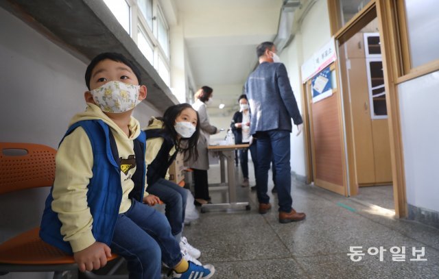 아이들은 밖에서 대기
15일 오전 투표소가 마련된 서울 영등포구 여의도 중학교에서 코로나19 감염 대비 입장이 제한된 어린이들이 부모님을 기다리고 있다.