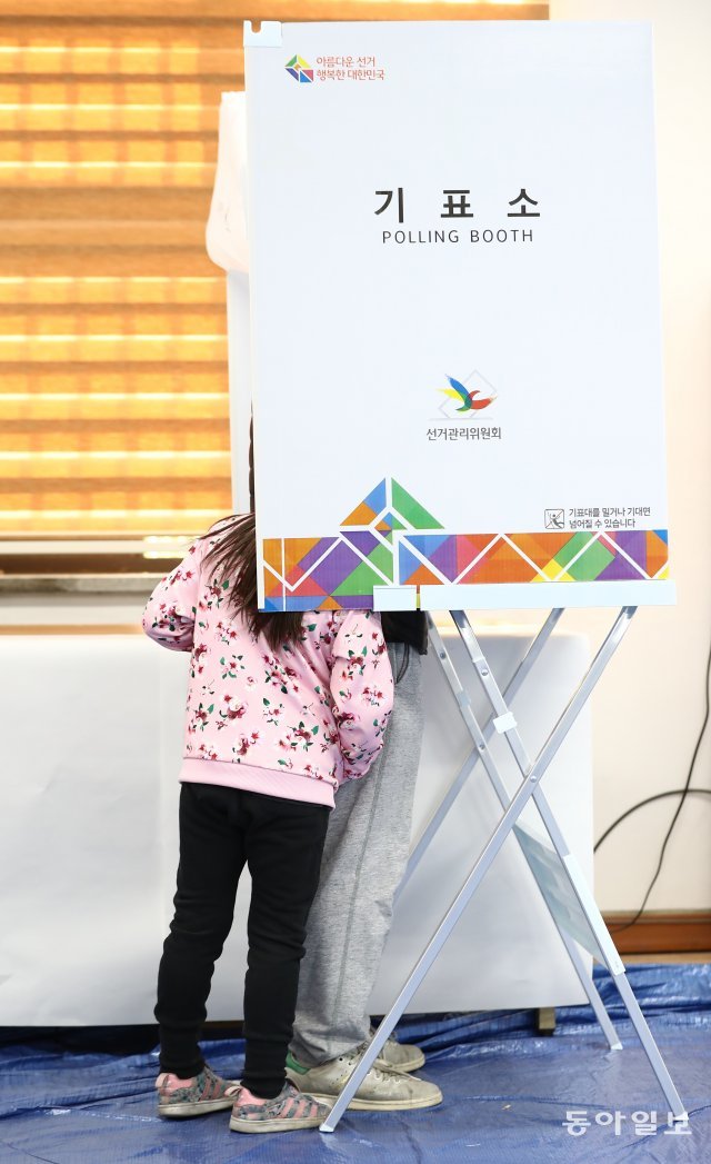 아빠 뭐해?
15일 오전 투표소가 마련된 서울 영등포구 여의도여고에서에서 한 어린이가 아빠의 투표를 구경하고 있다.