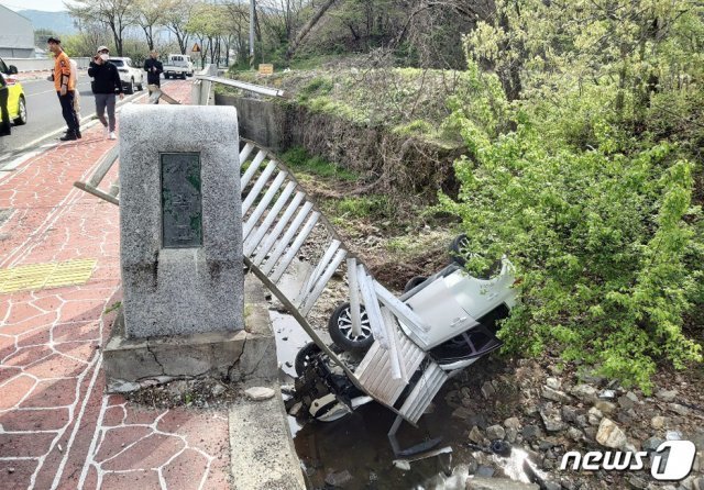 15일 오전 8시51분께 울산 울주군 삼동면 하잠리 사촌교 아래로 승용차가 추락해 40대 운전자 1명이 다쳤다.(울산소방본부 제공) © 뉴스1