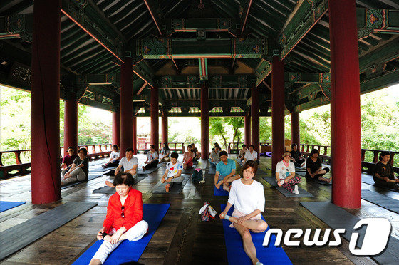 전북 전주 한옥마을 오목대에서 요가를 배우고 있는 시민들. 뉴스1
