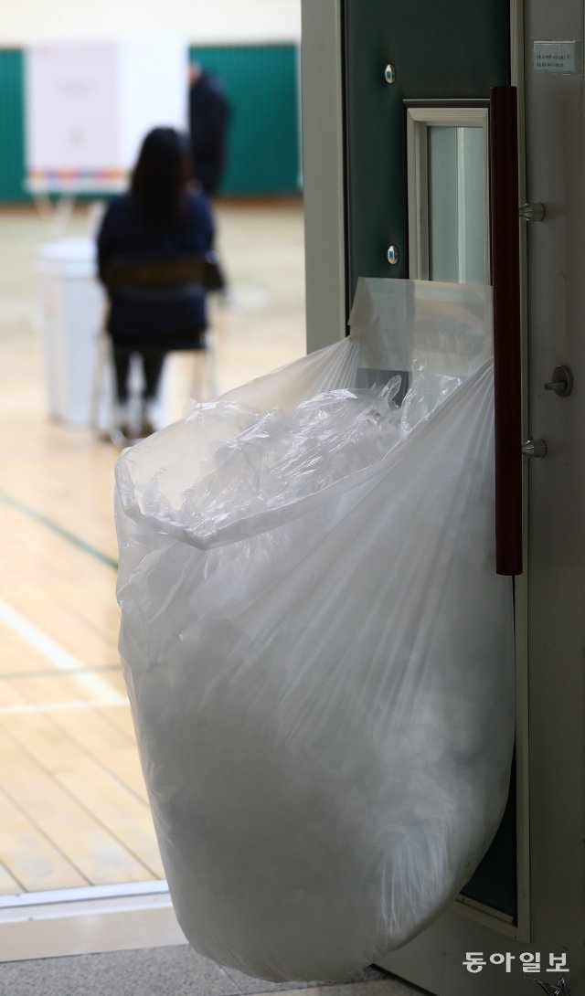 15일 오전 청운·효자동 제1투표소인 서울 종로구 청운초등학교에서 사용된 장갑이 쌓여 있다. 송은석 기자 silverstone@donga.com