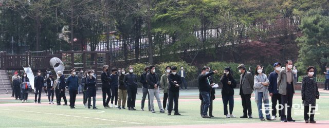 제21대 국회의원선거일인 15일 오전 서울 서초구 원명초등학교에 마련된 투표소에서 유권자들이 투표를 하기 위해 길게 줄을 서고 있다. 홍진환 기자 jean@donga.com