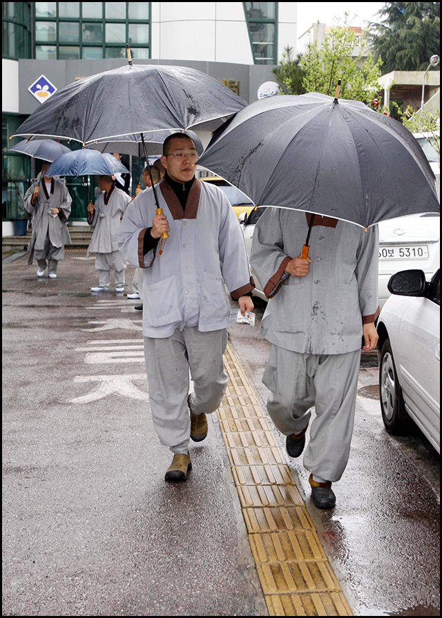 제18대 국회의원 선거가 열렸던 2008년 4월 9일 우산을 쓴 채 투표소를 찾은 부산지역 스님들. 이날 부산에는 낮부터 빗방울이 흩뿌리기 시작해 총 19.5mm의 적잖은 비가 내렸습니다.