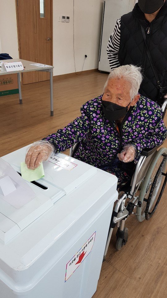 충북 옥천군 최고령 유권자인 이용금 할머니(116) 15일 오전 청산면 삼방리 팔음산 마을회관에 마련된 투표소에서 투표용지를 투표함에 넣고 있다. 옥천군 제공