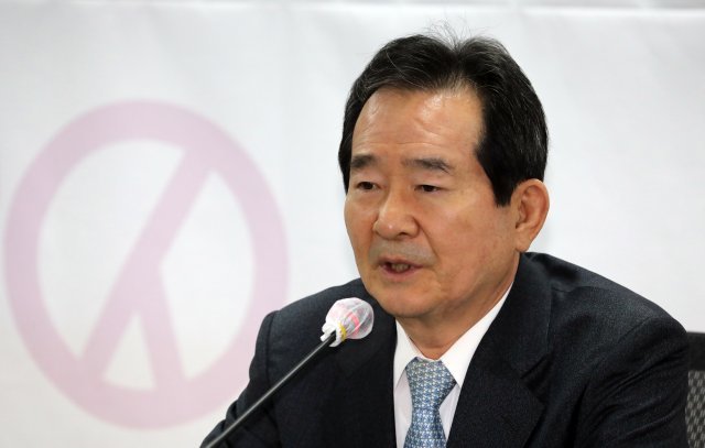 정세균 국무총리가 15일 세종시 어진동 행정안전부 별관에 설치된 제21대 국회의원선거 투·개표 지원상황실을 방문해 투표 상황을 점검하고 있다. 사진=뉴스1