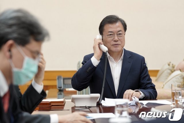 문재인 대통령이 지난 3월24일 청와대 관저에서 도널드 트럼프 미국 대통령과 통화하고 있다.(청와대 제공) 2020.3.24/뉴스1