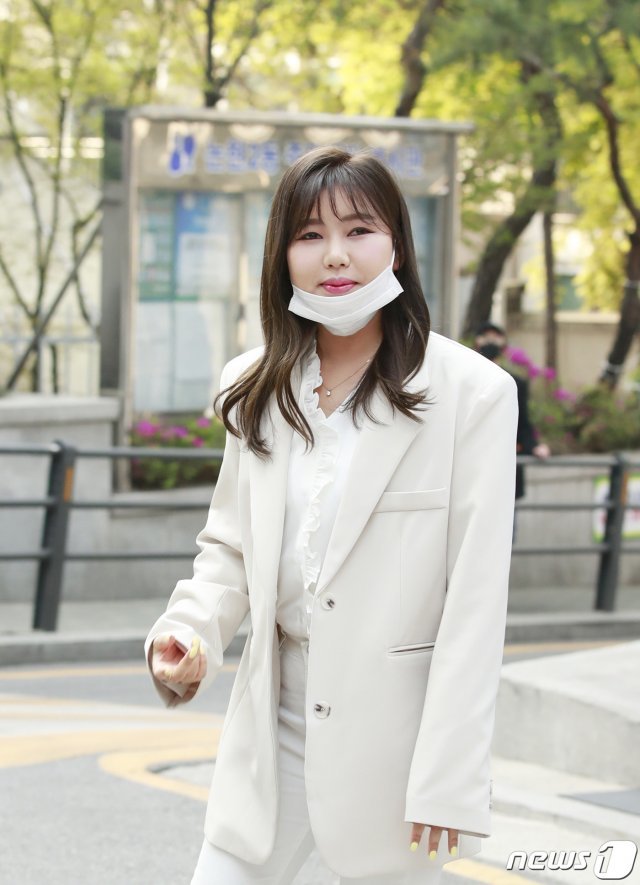 트로트 가수 송가인이 제21대 국회의원 선거일인 15일 오후 서울 논현2동 주민센터에 마련된 제1 투표소에서 투표를 하기 전 포즈를 취하고 있다. 2020.4.15 © News1