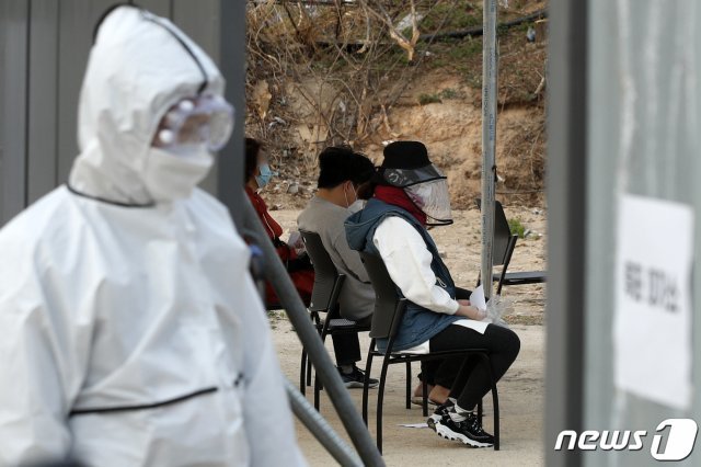 제21대 국회의원 선거일인 15일 오후 서울 종로구의 한 투표소에서 자가격리자들이 투표를 기다리고 있다. 2020.4.15/뉴스1 © News1