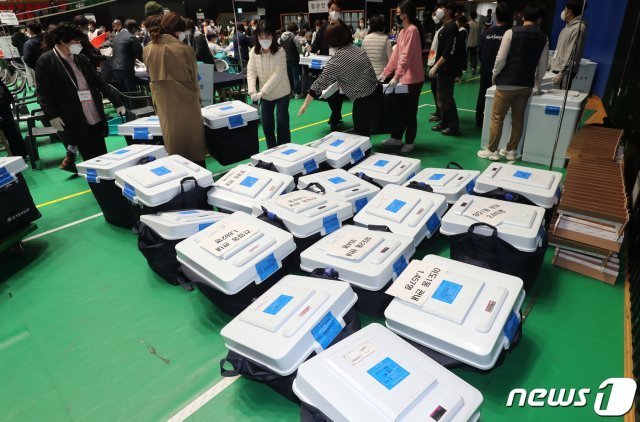 제21대 국회의원 선거가 종료된 15일 오후 제주시 개표장인 한라체육관에서 개표작업이 진행되고 있다.2020.4.15 © News1