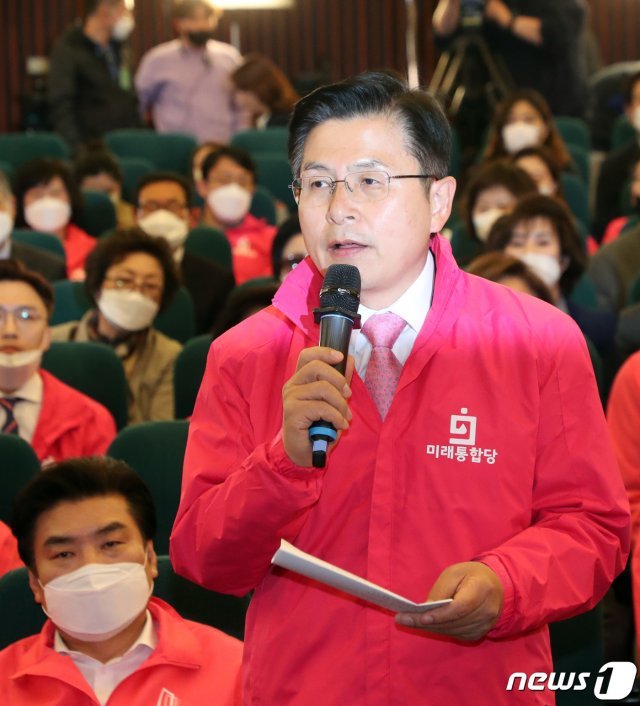 황교안 미래통합당 대표가 15일 서울 여의도 국회 도서관에 마련된 21대 국회의원선거 개표상황실에서 출구조사 발표를 지켜보고 소감을 밝히고 있다. 2020.4.15 © News1