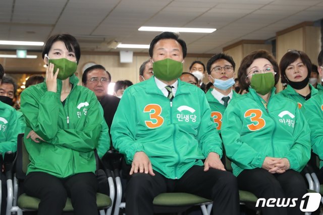 손학규 민생당 상임선대위원장과 장정숙 공동선대위원장이 15일 오후 서울 여의도 중앙당사에 마련된 제21대 국회의원 선거개표상황실에서 출구조사 결과를 지켜보고 굳은 표정을 짓고 있다. 2020.4.15/뉴스1 © News1