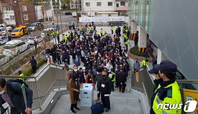 15일 오후 서울 영등포구 영등포다목적배드민턴체육관 개표소 앞에 투표함을 들고온 투표 참관인 등이 줄을 서고 있다.2020.04.15/뉴스1 © 뉴스1