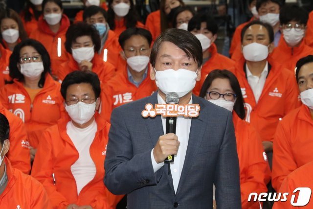 안철수 국민의당 대표가 15일 서울 마포구 서울시당 당사에 마련된 제21대 국회의원선거 개표상황실을 찾아 출구조사 결과와 관련한 입장을 밝히고 있다. 2020.4.15/뉴스1 © News1