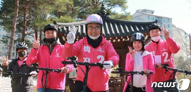 4.15총선 서울 강남구을에 출마하는 박진 미래통합당 후보와 선거 운동원들이 8일 서울 강남구 세곡천 인근에서 퀵보드를 타고 지지를 호소하고 있다. (박진 캠프 제공) 2020.4.8/뉴스1