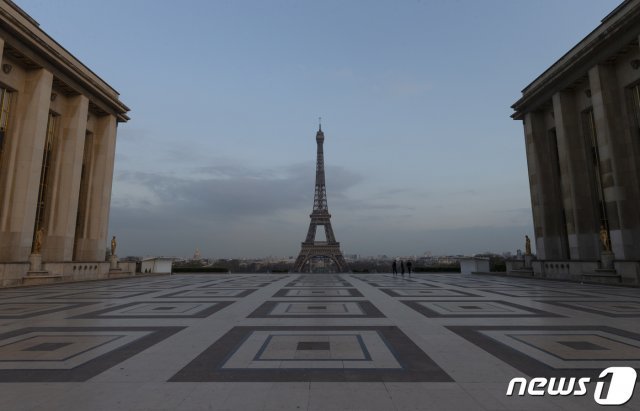 평소 수많은 관광객 등으로 붐비던 파리 에펠탑 트로카데로 광장이 텅 비어있다. © News1