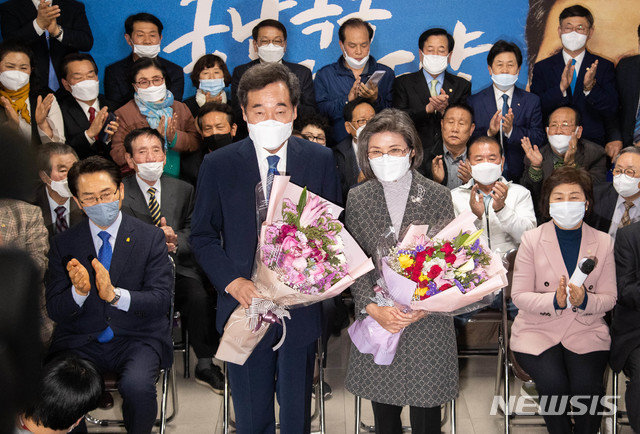 서울 종로구에 출마한 이낙연 더불어민주당 후보가 15일 오후 서울 종로구 선거사무소 상황실에서 21대 국회의원선거 당선이 확실시 되자 부인 김숙희 여사와 꽃다발을 들고 있다. ﻿[서울=뉴시스]