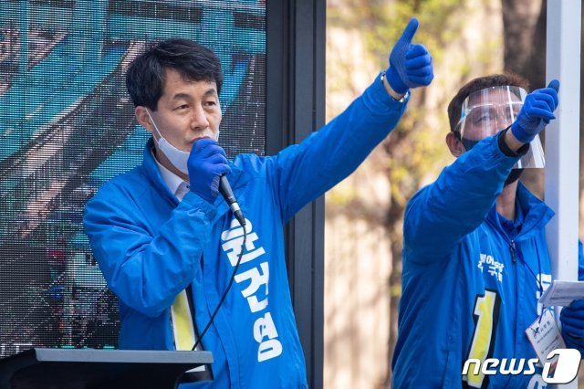 윤건영 더불어민주당 구로구을 후보가 14일 서울 구로구 구로4동 일대에서 유세차량에 올라 유권자들을 향해 지지를 호소하고 있다. 2020.4.14/뉴스1 © News1