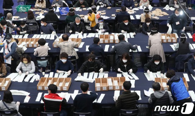 제21대 국회의원 선거 투표일인 15일 서울 종로구 경복고등학교에 마련된 개표소에서 개표원들이 비례정당 수개표를 하고 있다. 2020.4.15/뉴스1 © News1