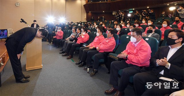 허리 굽혀 인사하는 황교안 대표 미래통합당
 황교안 대표가 15일 저녁 국회도서관에 마련된 당 선거상황실에서 21대 총선 참패의 책임을 지고 당 대표직을 사퇴하겠다고 선언한
 뒤 허리를 굽혀 인사하고 있다. 황 대표는 서울 종로에 출마했지만 더불어민주당 이낙연 후보에게 밀려 2위에 그쳤다. 장승윤 기자
 tomato99@donga.com