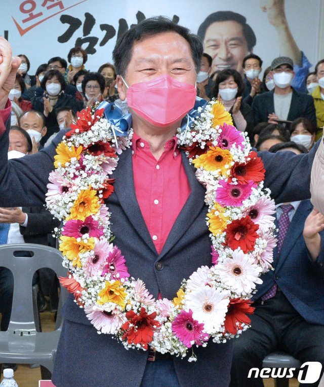 김기현 미래통합당 울산 남구을 국회의원 후보가 15일 오후 울산시 남구 자신의 선거사무소에서 당선이 확실시 되자 꽃목걸이를 목에 걸고 기뻐하고 있다. 2020.4.15/뉴스1 © News1