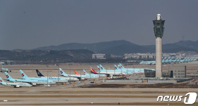 9일 오후 인천국제공항에 늘어선 대한항공 항공기들. 2020.4.9 © News1