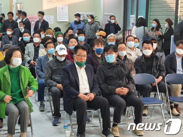박지원 후보가 21대 국회의원 선거 개표방송을 시청하고 있다.2020.4.16/뉴스1