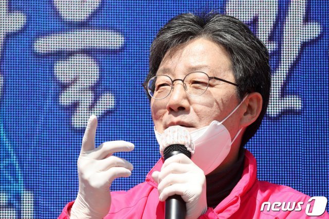 유승민 미래통합당 의원이 14일 경기도 안산시 하모니마트 사거리에서 박순자 단원구을 후보 지원 거리 유세를 하고 있다. 2020.4.14 © News1