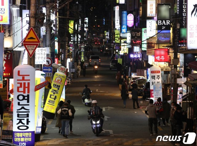 8일 밤 서울 강남 일대 번화가의 모습. 2020.4.8 © News1